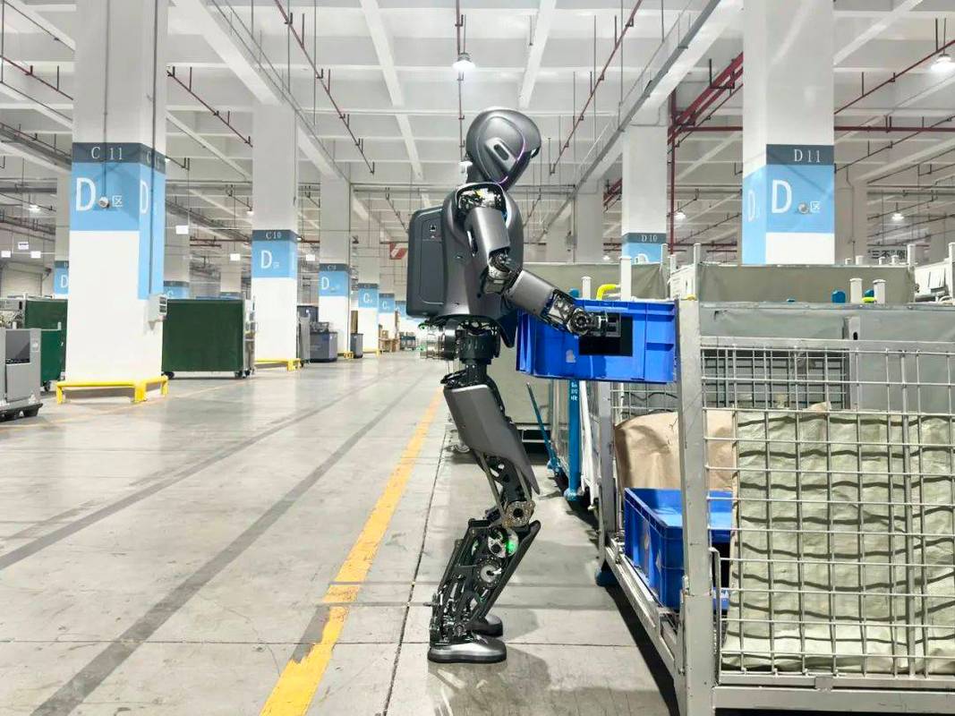 优必选全新一代工业人形机器人walker s1 进入车厂实训,全球首次与无